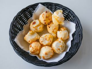 Mini Pão de Queijo