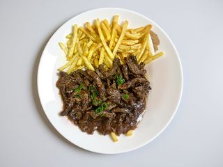 Filé ao Molho Madeira com Batata Frita