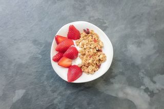 Iogurte com Granola e 2 frutas