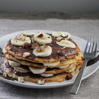 Panquecas + Manteiga de amendoim + Banana + Canela