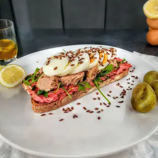 Tosta Atum em lata