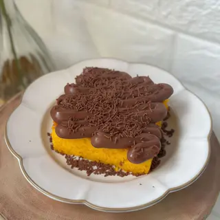 Fatia de Bolo de Cenoura com brigadeiro de chocolate belga