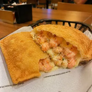 Pastel de camarão e queijo