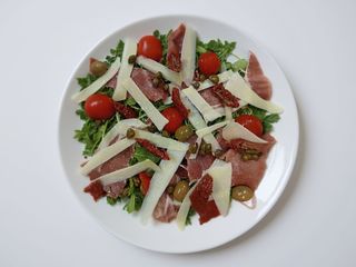 Salada de Caprese com Rúcula e Presunto