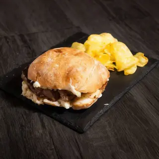 Prego de Alcatra no Pão com Queijo