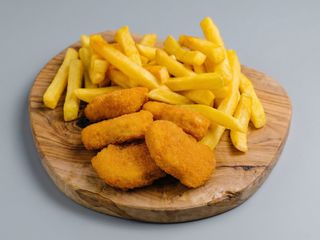 4 Nuggets de frango com batatas fritas