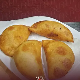 Empanada Mechada con Queso