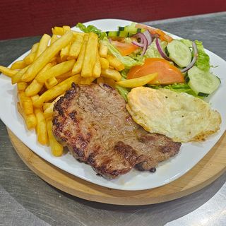 Bife vaca, batata frita, ovo, salada