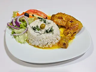 Frango no Forno com arroz e salada