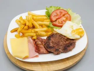 Hamburguer no prato carne de vaca 