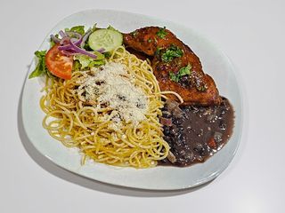 Massa com frango no forno, feijão, salada 