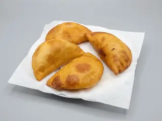 Empanada Caraota con Queso