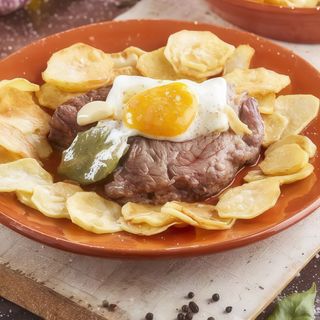 Bife à Petisqueira com Batata Frita e Ovo Estrelado