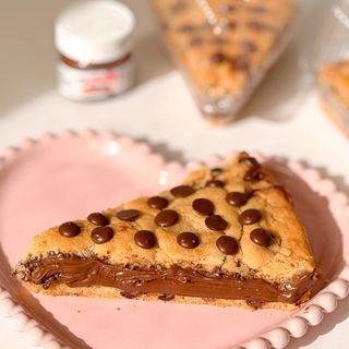 Fatia torta cookie recheada com nutella