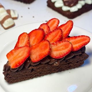Fatia brownie morango 