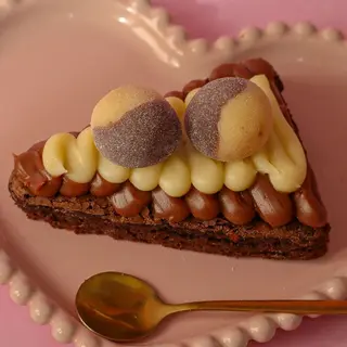 Fatia brownie nido e brigadeiro