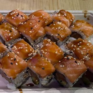 A36A California Com Sashimi de Salmão Braseado