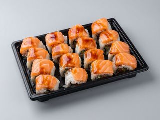 A36 Califórnia com Sashimi ce Salmão e Molho