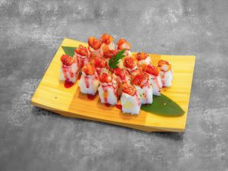 U708 Rolo de Ananás Com Gambas Panadas e Molho Morango