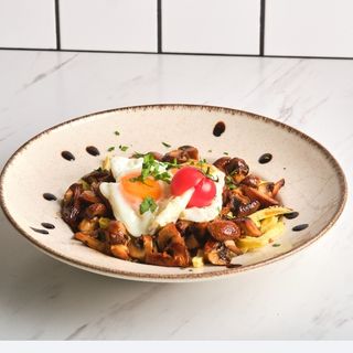 Ovos rotos com cogumelos