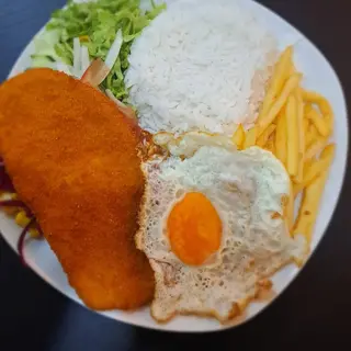 Frango panado no prato