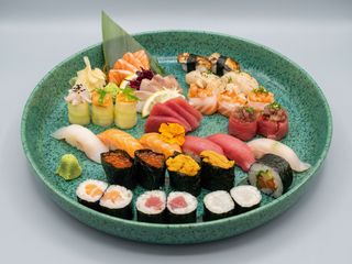 Sushi & Sashimi 32