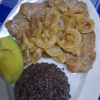 HAVANA XL - 3 Cachaços acebolados, com arroz cubano (congrí), e fatia de abacate