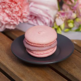 Raspberry macaron