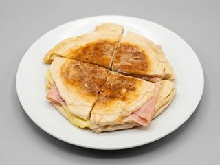 Tosta Mista em Bolo do Caco
