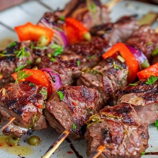 Espetinho de carne de vaca com tomate cherry