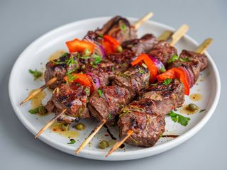 Espetinho de carne de vaca com tomate cherry