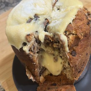 Chocotone éxplosao de recheio e cobertura.