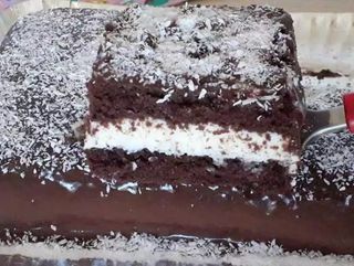 Fatia de Bolo de Prestígio gelado