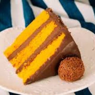 Fatia Bolo Artesanal de Cenoura com Chocolate ao leite