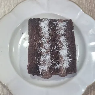 Fatia de Bolo de Prestígio gelado