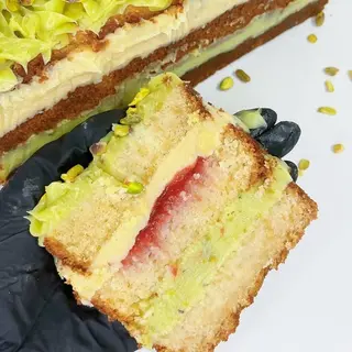 FATIA PISTACHE COM GELÉIA DE MORANGO