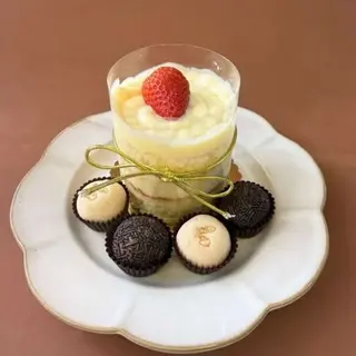 MINI NAKED CAKE + 4 BRIGADEIROS