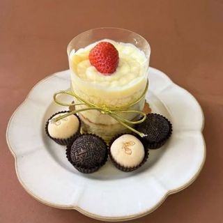 MINI NAKED CAKE + 4 BRIGADEIROS