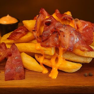 Batata Frita com Cheddar e Bacon para Partilhar