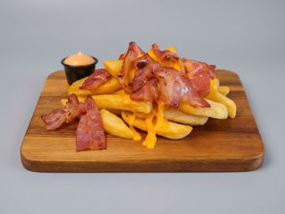 Batata Frita com Cheddar e Bacon para Partilhar