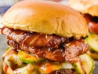 HAMBURGUER DE BACON COM BARBECUE
