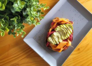 Tosta de Hummus e Abacate