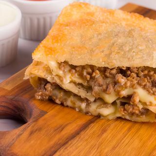 Pastel Carne  e  Queijo