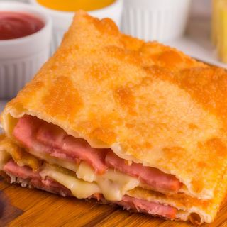 Pastel Calabresa  com  Queijo
