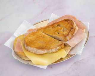 Tosta Mista em Pão Saloio