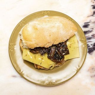 Bifana com Queijo, Cogumelos e Orégão