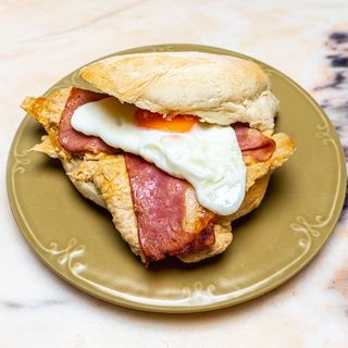 Bifana com Ovo e Bacon