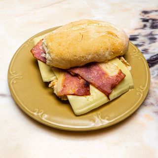 Bifana com Queijo e Bacon