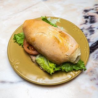 Bifana com Alface e Tomate