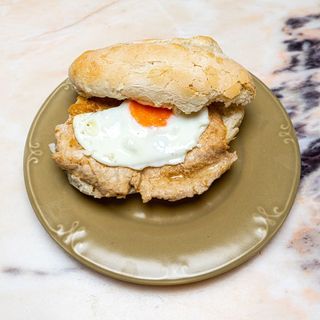 Bifana com Ovo Estrelado